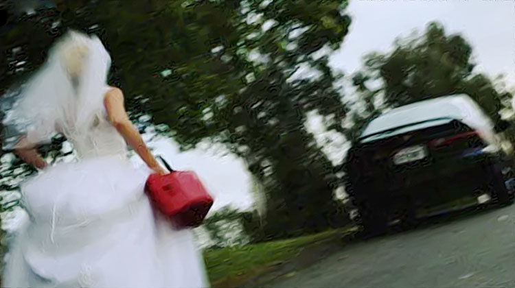 jeune mariee court apres une voiture