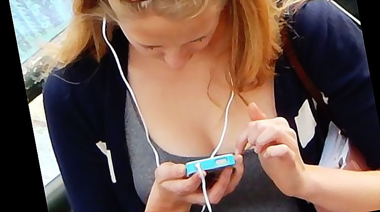 une fille envoie un texto