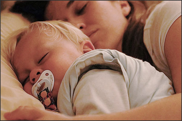 maman dort avec bebe