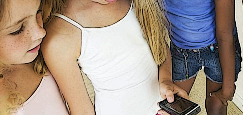des petites filles regardent un telephone