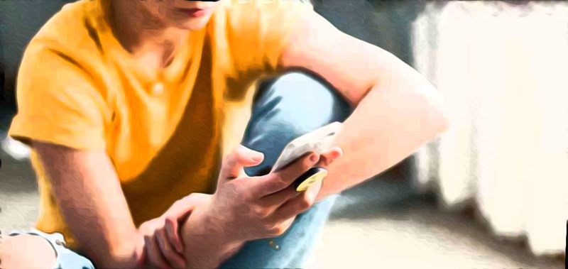 femme lgbtq sur son iphone