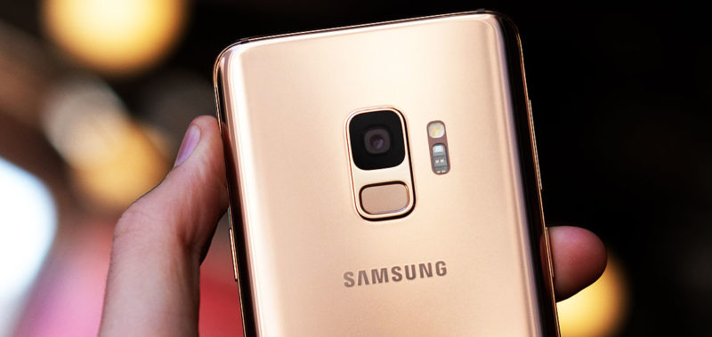 tenir un samsung en main