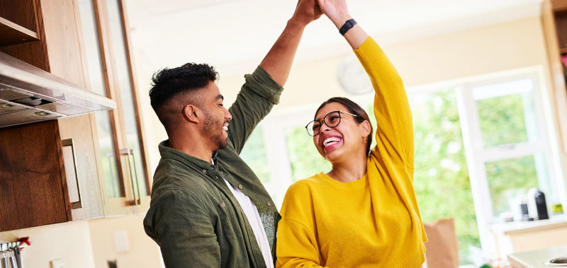 relation de couple dans le bonheur et qui danse