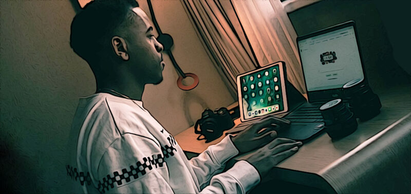 homme noir consulte ses emails sur ordinateur