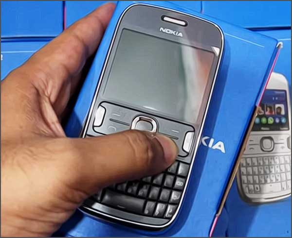 Main tenant un téléphone mobile Nokia.