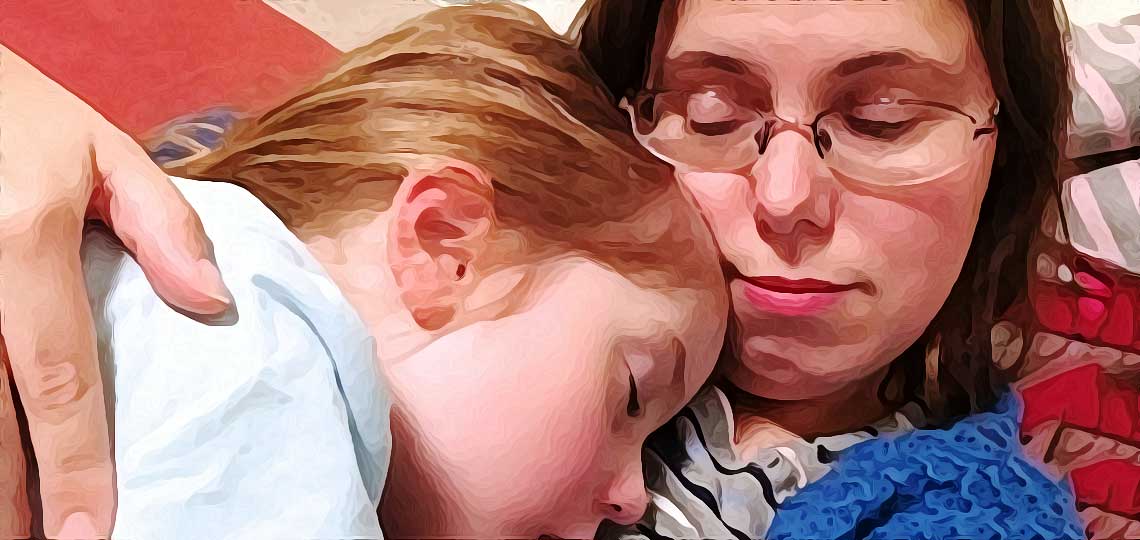 une maman rassure sa fille qui dort dans ses bras
