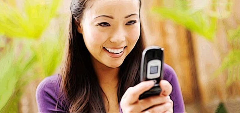 femme asiatique stimulee devant son telephone