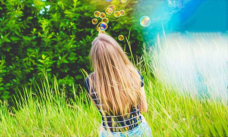 femme dans herbe fait des bulles