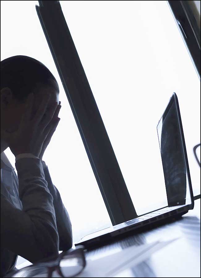 femme en pleurs devant article de presse