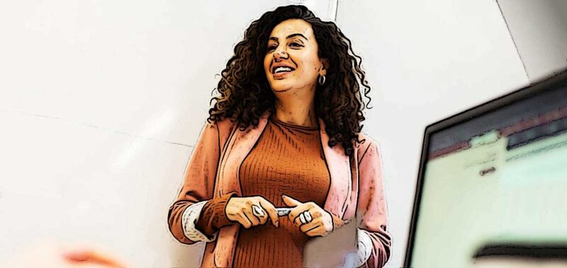 femme fait un expose et essaye de convaincre