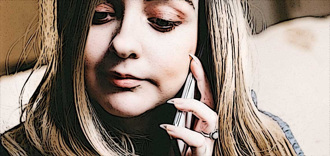 une adolescente ecervelee se sert de son telephone