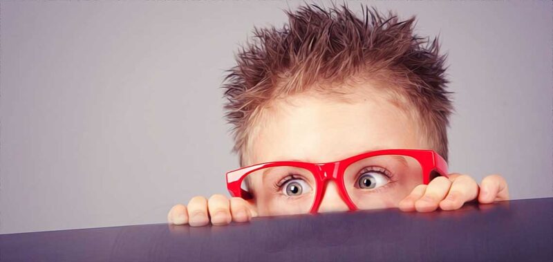 enfant a lunettes qui a peur