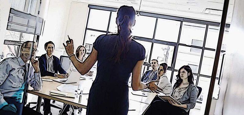 femme devant une assemblee au travail