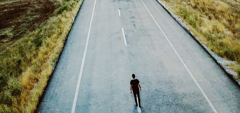 homme seul sur une route