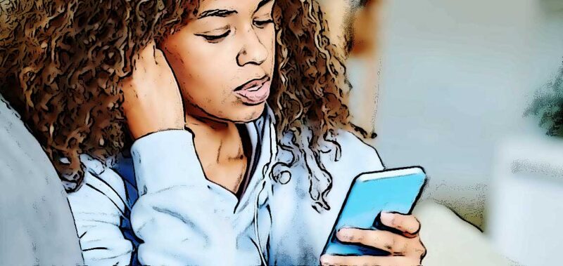 femme noire tenant son telephone dessin