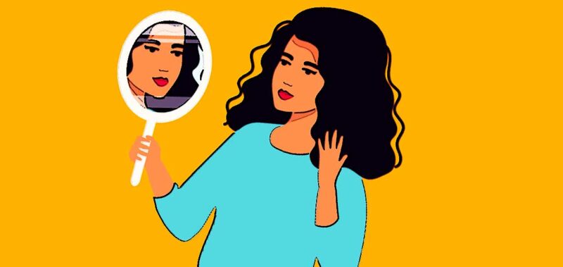 femme narcissique se regarde dans le miroir