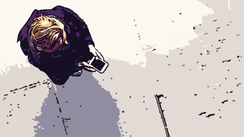 femme tient son smartphone de haut 2
