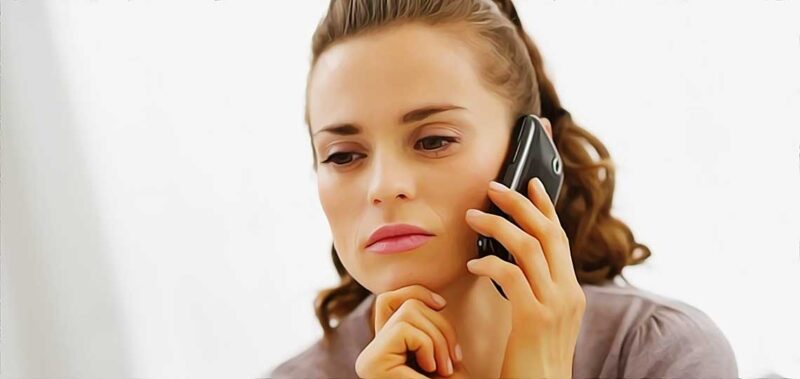 Femme sérieuse parlant au téléphone.