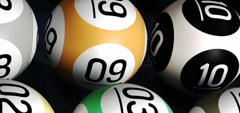 Boules de loterie numérotées flottantes.
