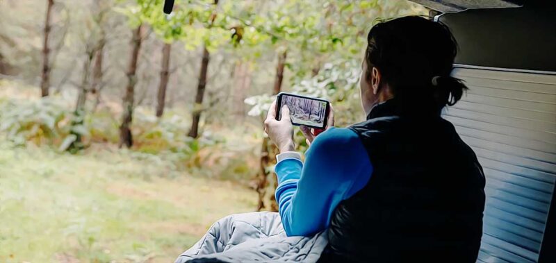 Personne photographiant la nature avec smartphone.