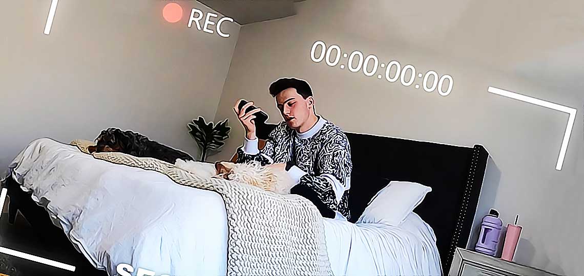 Homme utilisant smartphone dans chambre moderne, espionné.