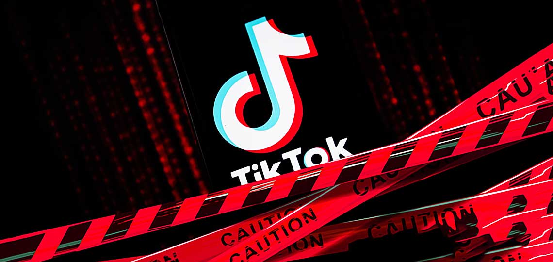 Logo TikTok avec rubans de signalisation.