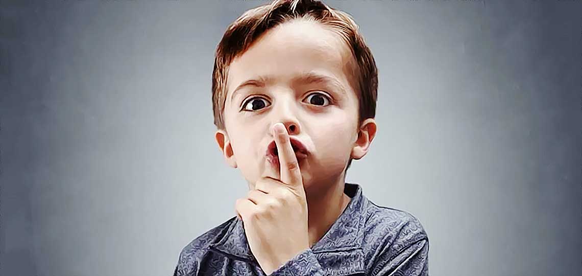 Enfant faisant silence du doigt.