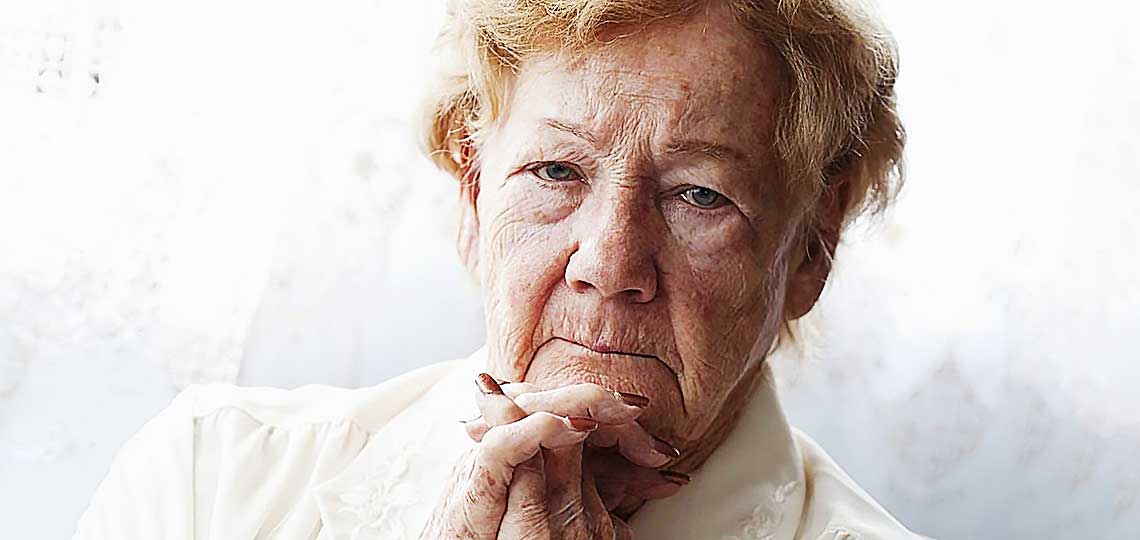 Femme âgée pensive en portrait.