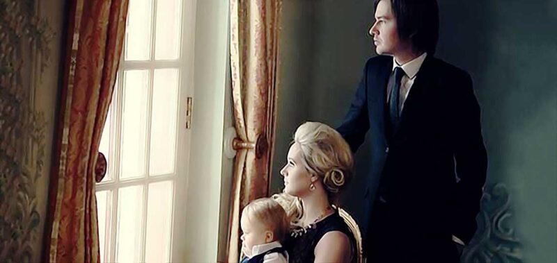 Famille élégante regardant par la fenêtre.