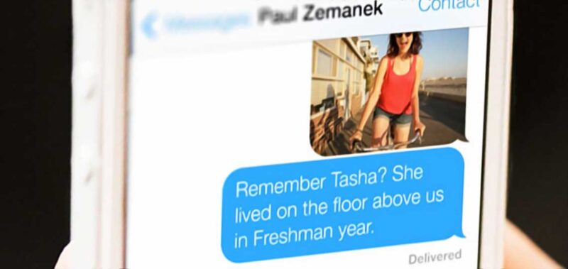 Smartphone affichant conversation et photo de personne.