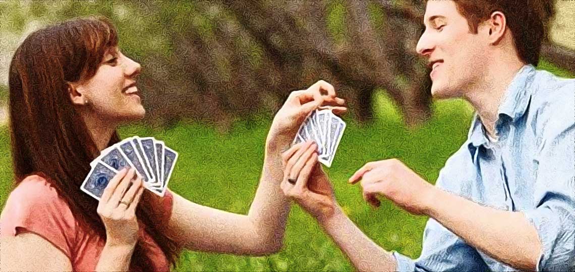 Deux personnes jouant aux cartes dehors.