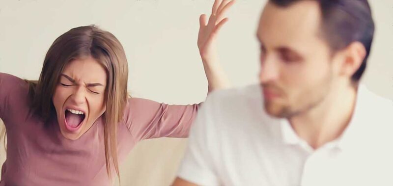 Femme criant vers homme indifférent.
