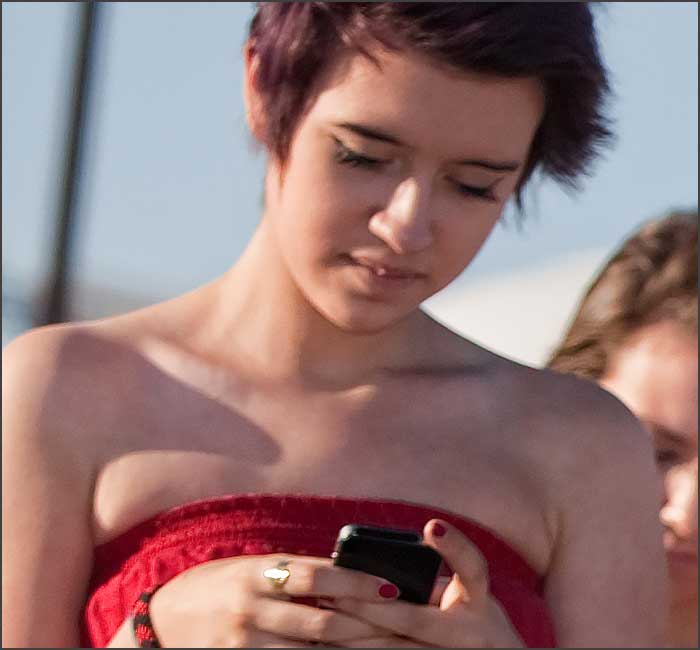 Jeune femme consultant un smartphone.