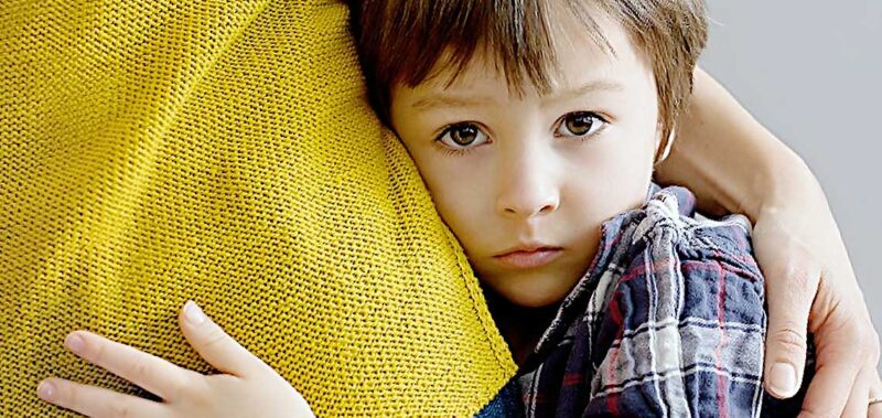 Enfant étreignant sa maman de peur