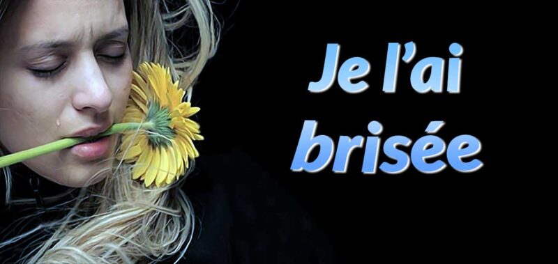 Femme triste avec fleur et texte "Je l'ai brisée".