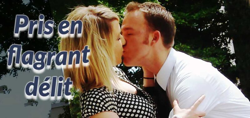 Couple s'embrassant, texte "Pris en flagrant délit".