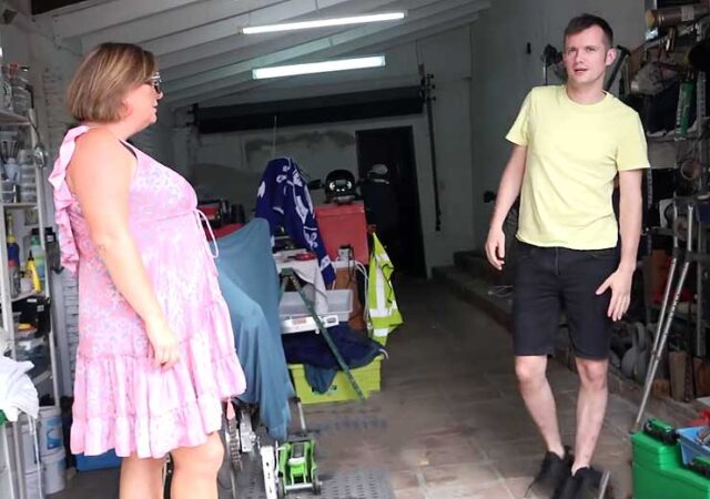 discussion entre femme mure et jeune homme