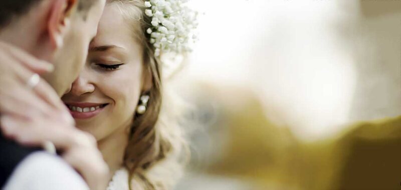 femme mariee enlace son mari avec tendresse