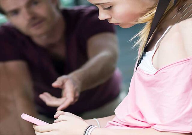 pere retire son telephone a sa fille