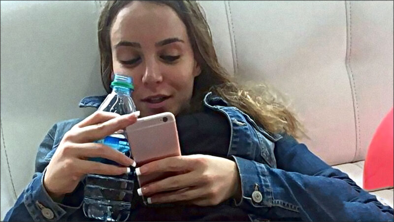 jeune fille au telephone