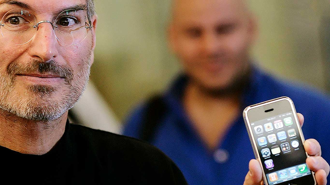 steve jobs tient iphone