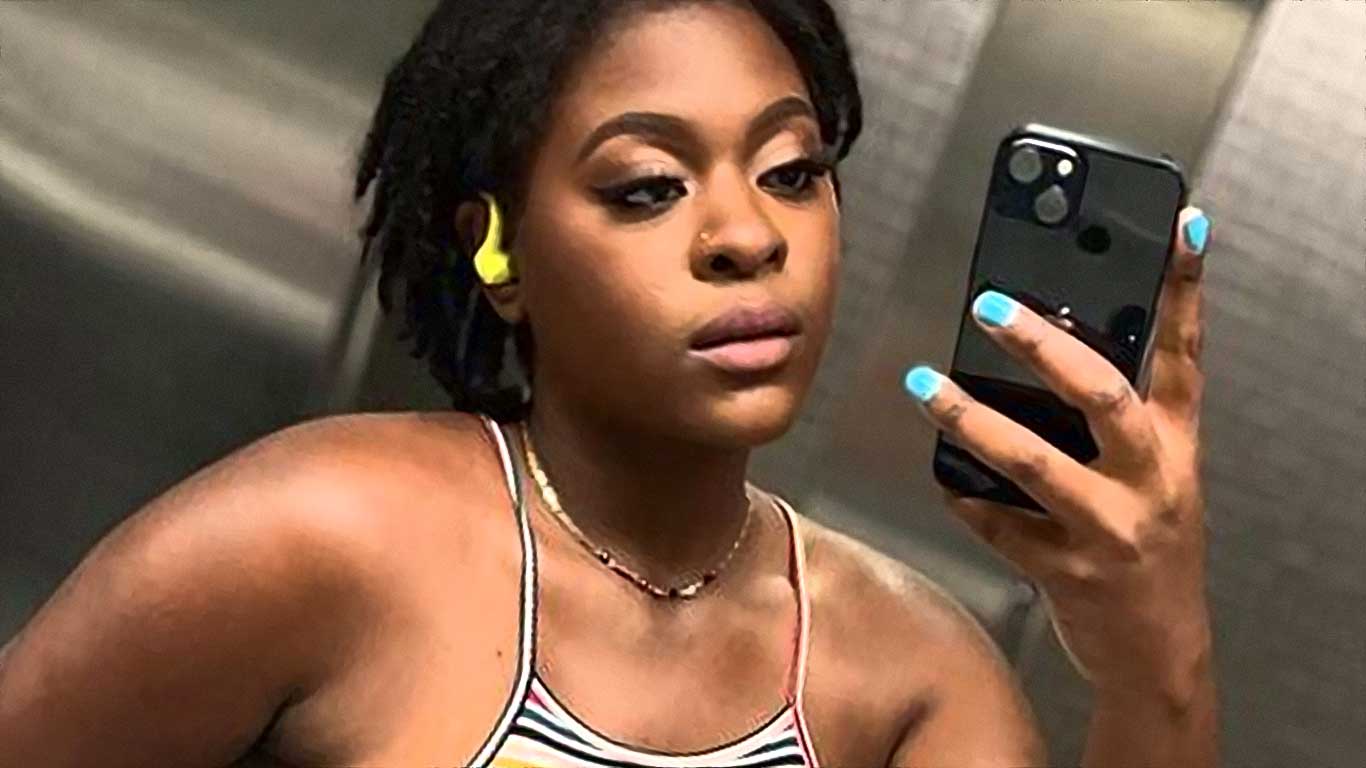 femme noire se prend en selfie