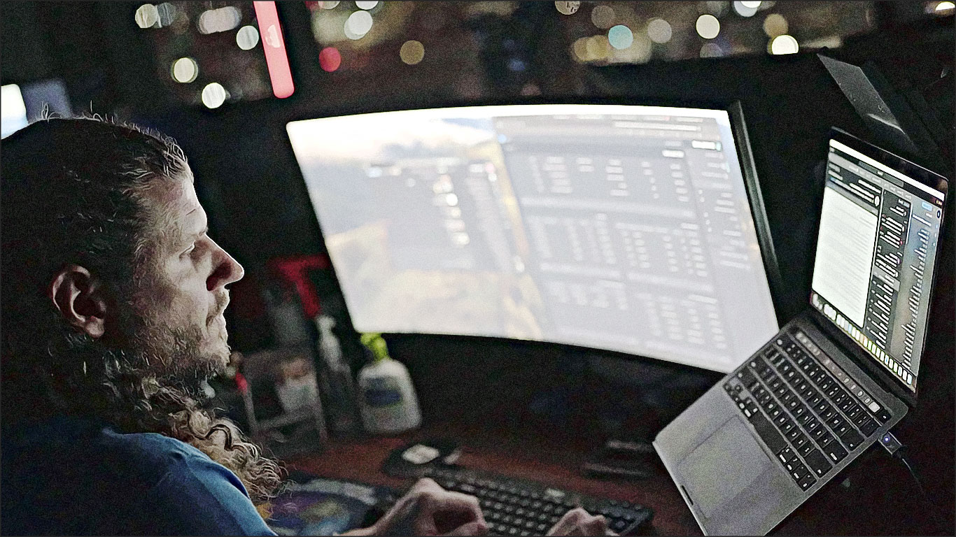 geek devant deux ordinateurs