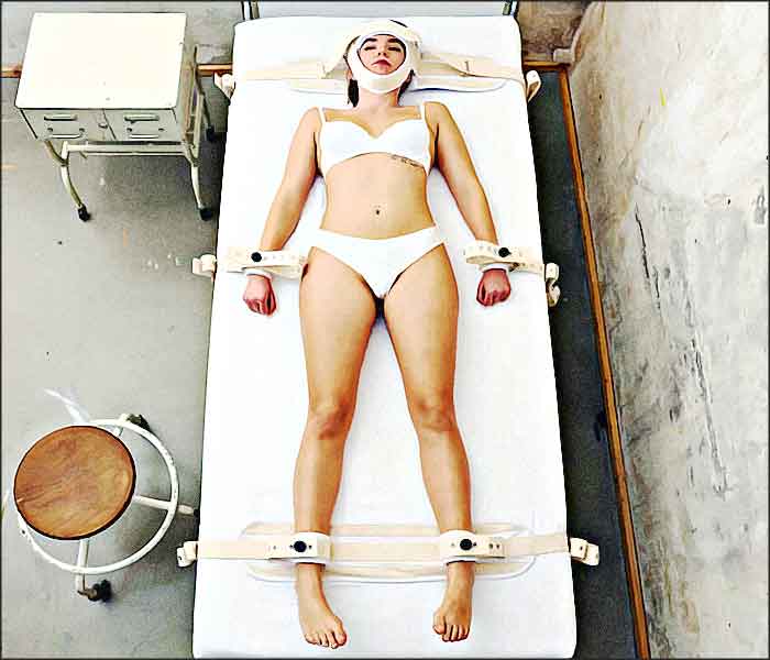 cta bdsm femme attachee materiel clinique