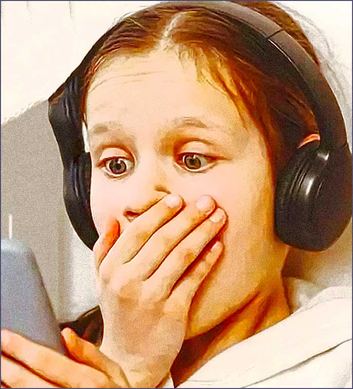fille choquee devant son telephone